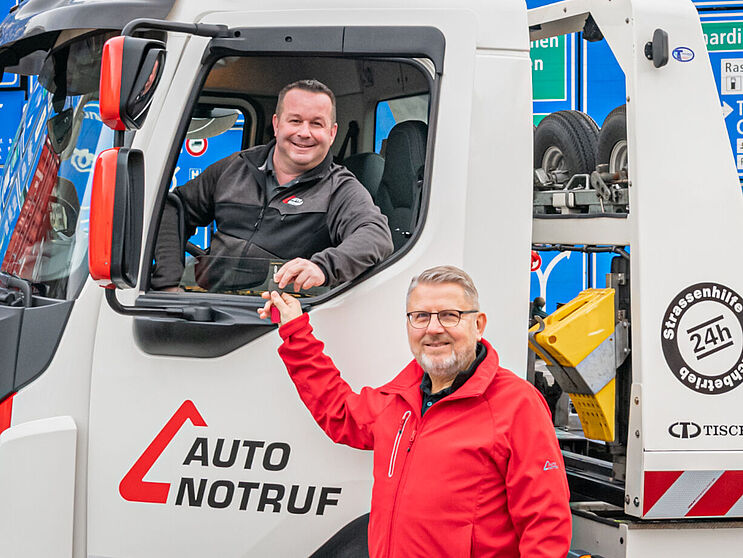 Schlüsselübergabe bei der Autohilfe Zentralschweiz AG