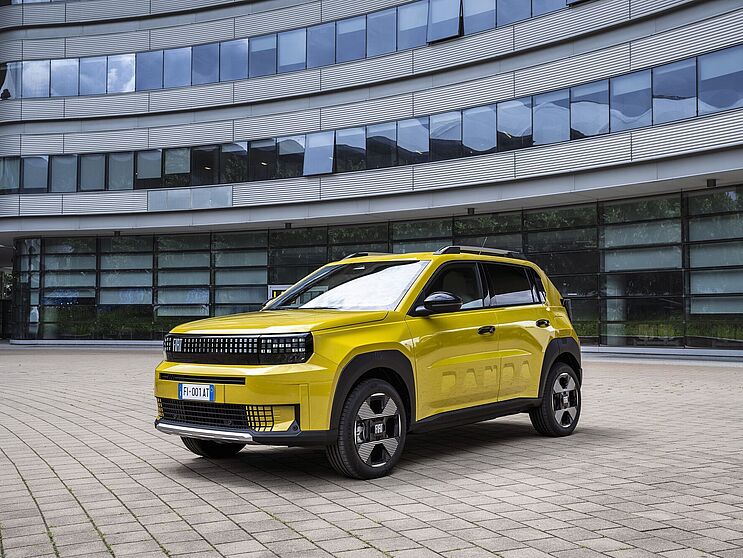 Fiat Grande Panda in gelb vor einem Gebäude