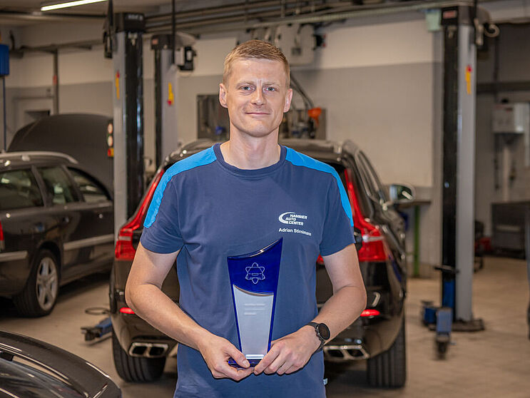 Adrian Stirnimann mit der Volvo Genius Technician Auszeichnung