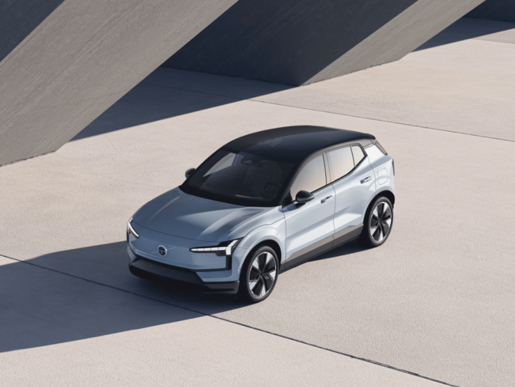 Der neue Volvo EX30 steht zur Probefahrt bereit.