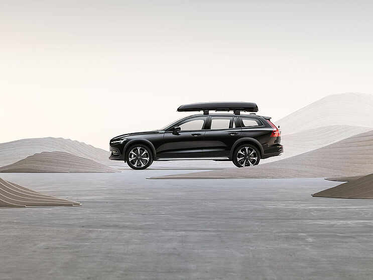 Volvo V60 Cross Country in einer minimalistischen Landschaft mit Dünen und Hügeln