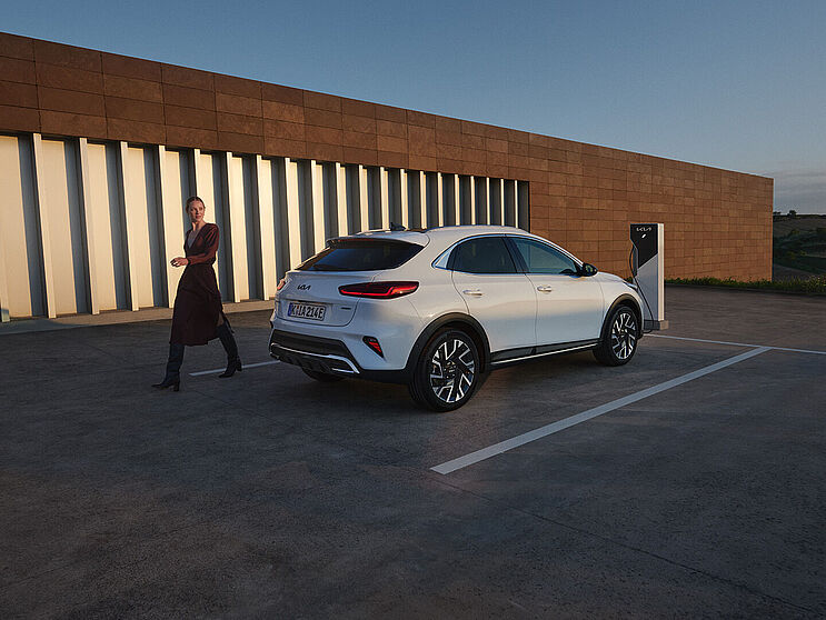 Parkierter Kia XCeed weiss mit Person